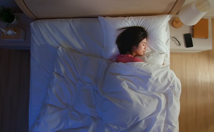https://www.saatva.com/blog/wp-content/uploads/2022/02/9fb5d7a5-fb59-4627-ac92-920080216b2f_how-many-pillows-should-you-sleep-with-4.jpg