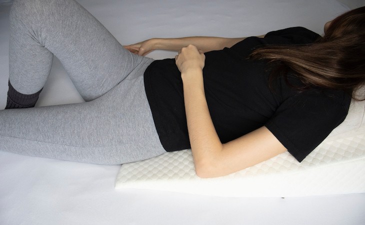 https://www.saatva.com/blog/wp-content/uploads/2023/03/how-to-use-a-wedge-pillow.jpg