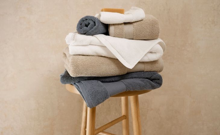 https://www.saatva.com/blog/wp-content/uploads/2023/10/how-to-clean-bath-towels-1.jpg