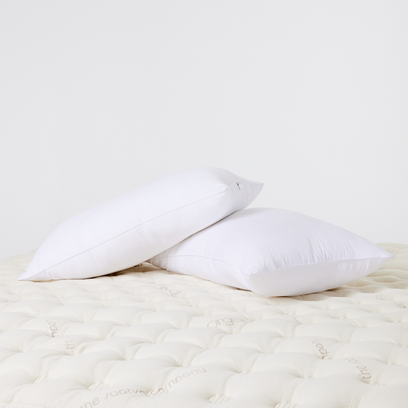 https://saatva.com/marketing/Shopping%20Feed/Bedding_Pillow_03_Down%20Alternative%20Pillow_02.jpg